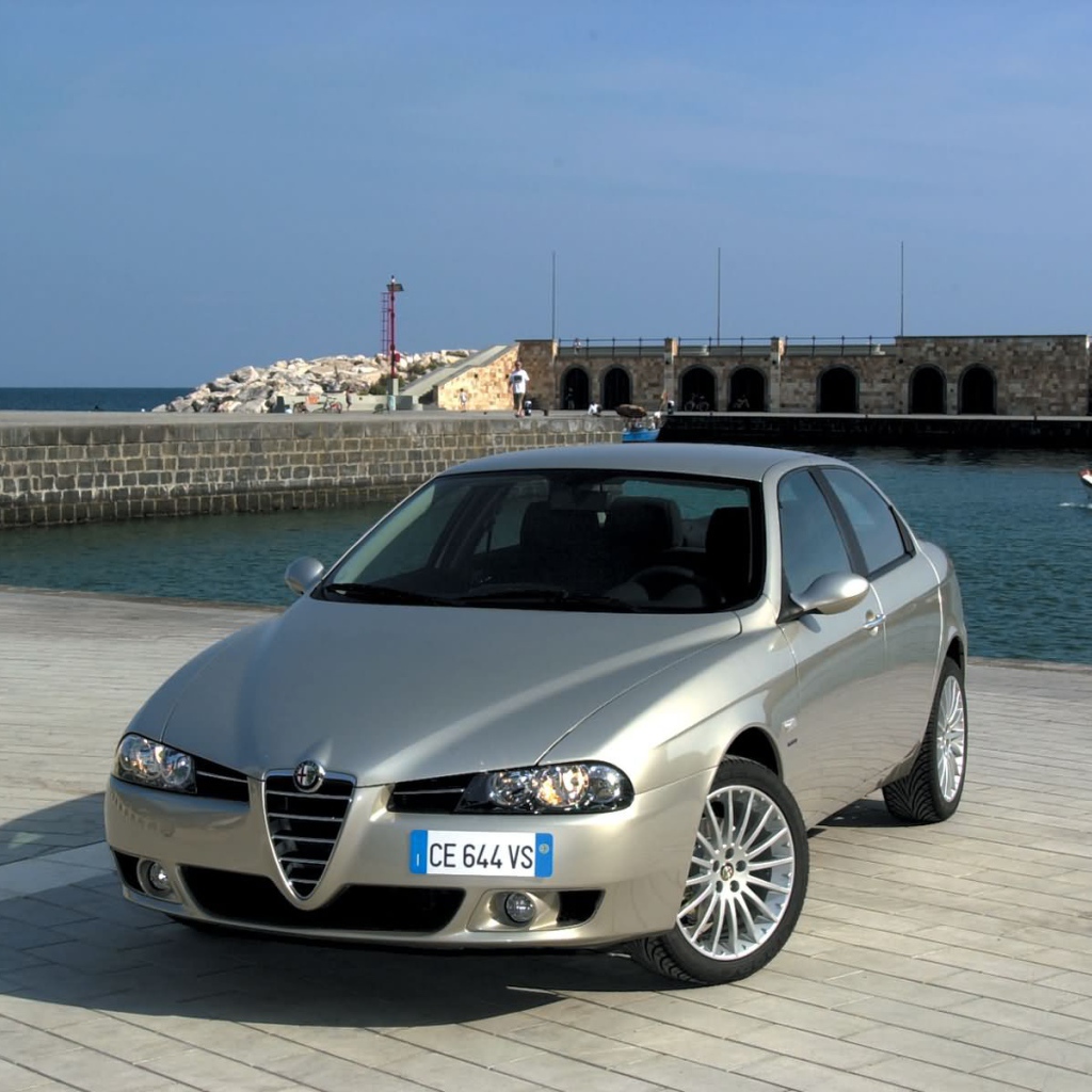 Автомобиль Alfa Romeo 159 на дороге