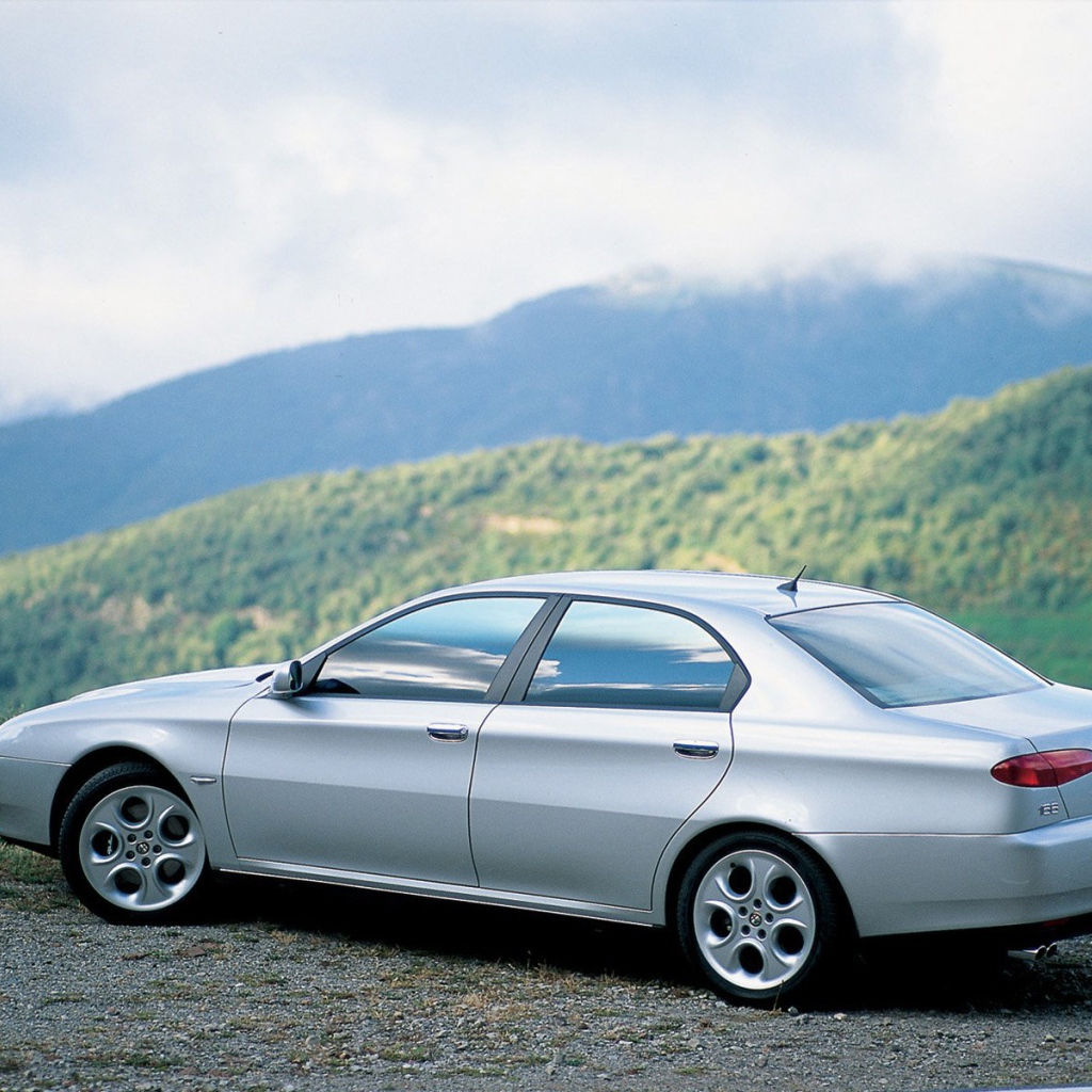 Автомобиль Alfa Romeo 166 на дороге