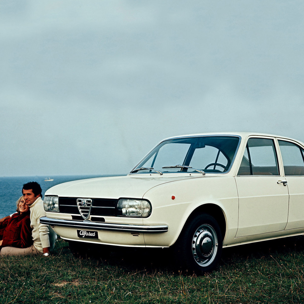 Автомобиль Alfa Romeo alfasud на дороге