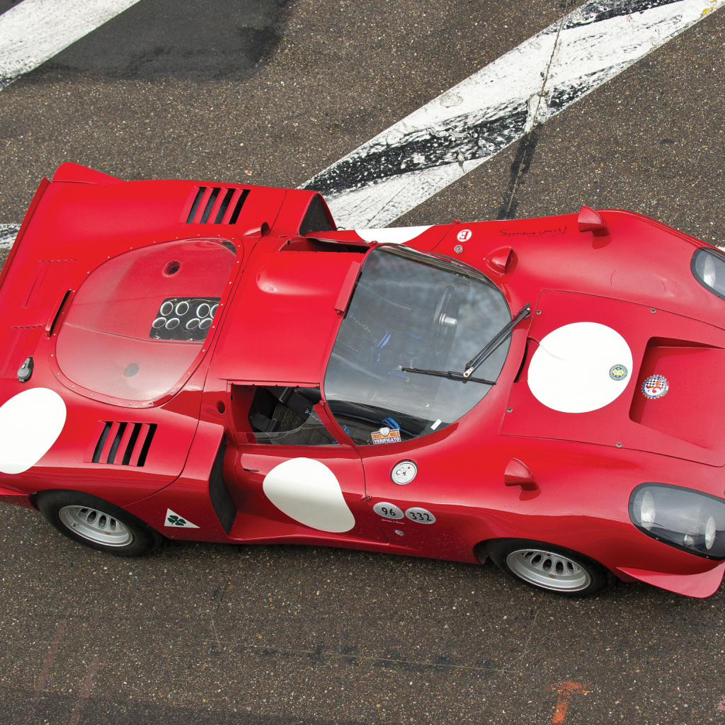 Автомобиль Alfa Romeo 33 на дороге