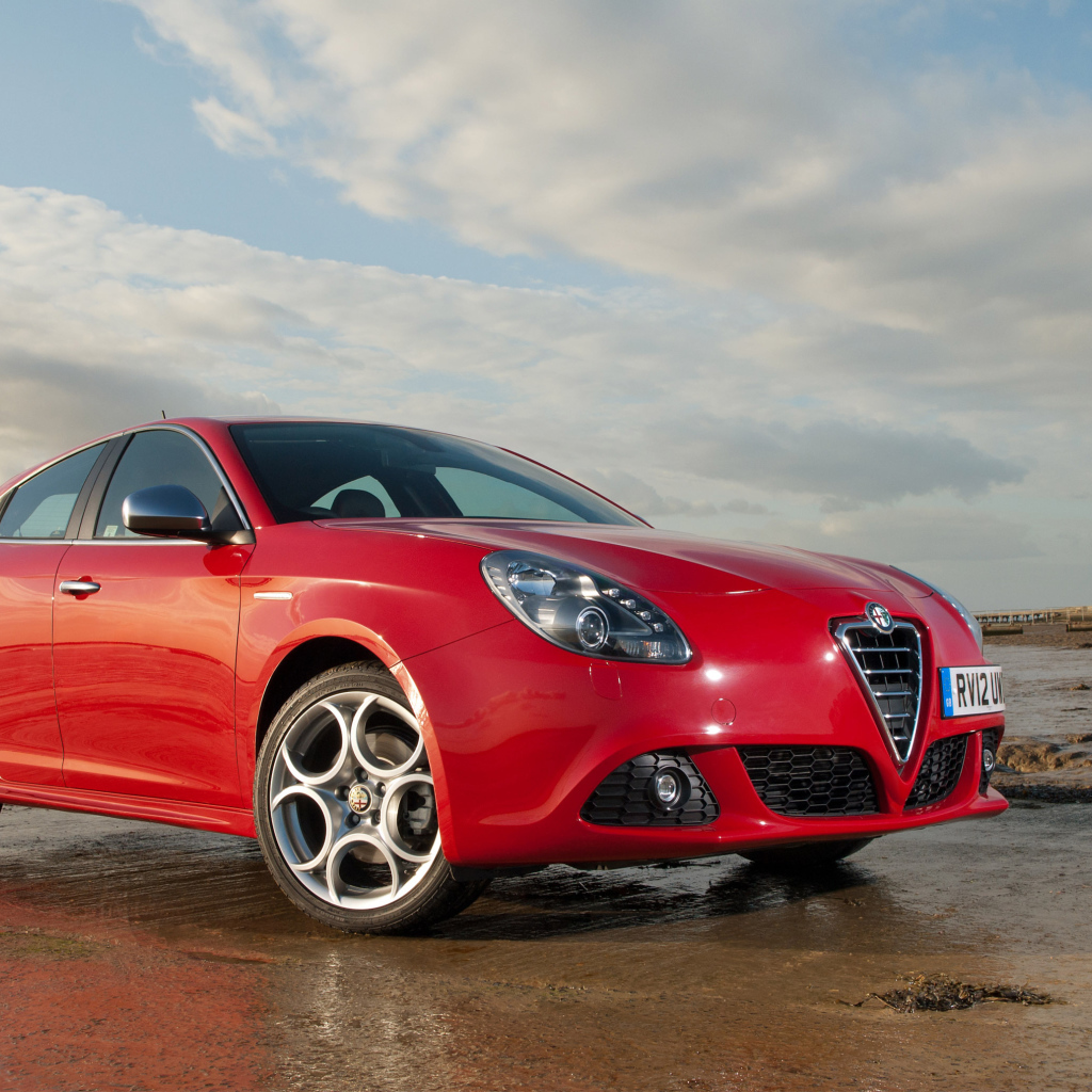 Автомобиль Alfa Romeo giulia на дороге