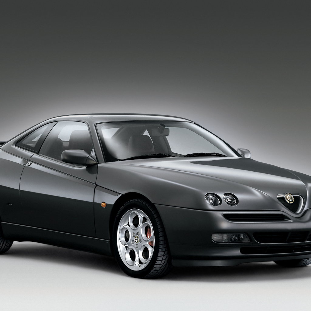 Автомобиль Alfa Romeo gtv на дороге
