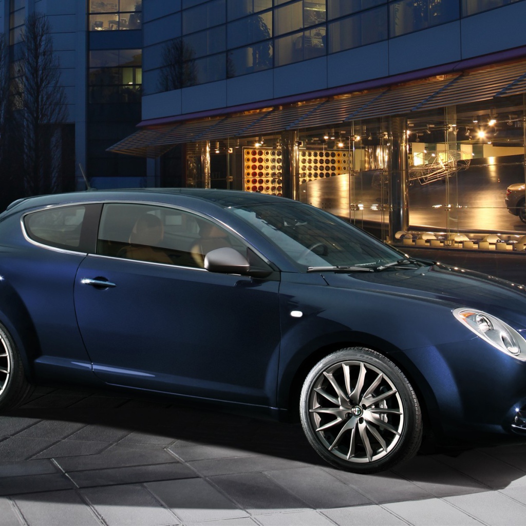 Автомобиль Alfa Romeo mito на дороге