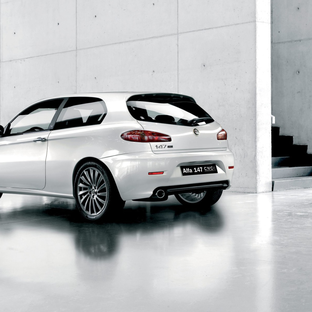 Альфа Ромэо у белой стены