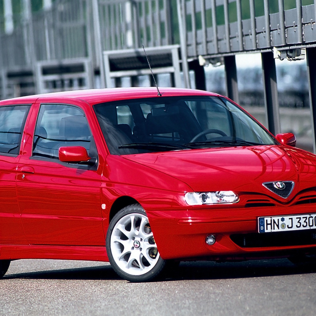Красивый автомобиль Alfa Romeo 145