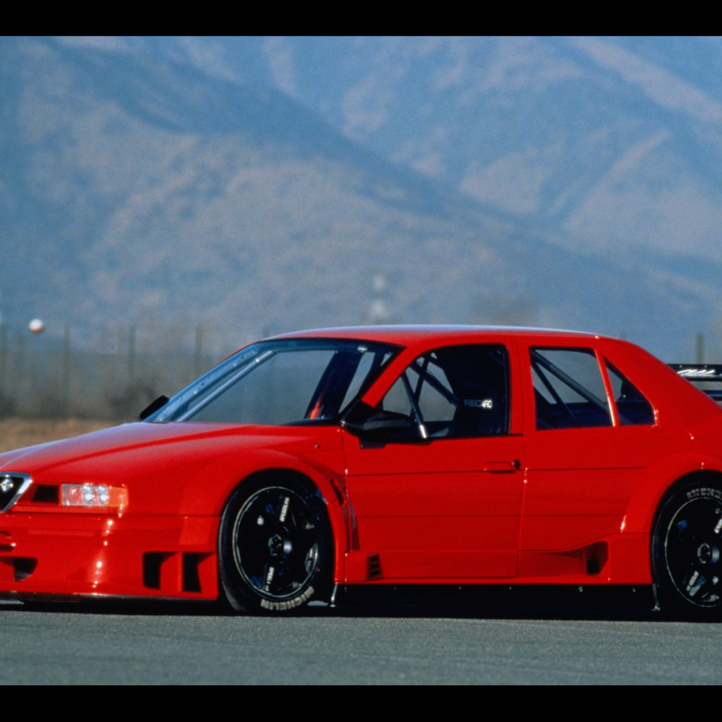 Красивый автомобиль Alfa Romeo 155