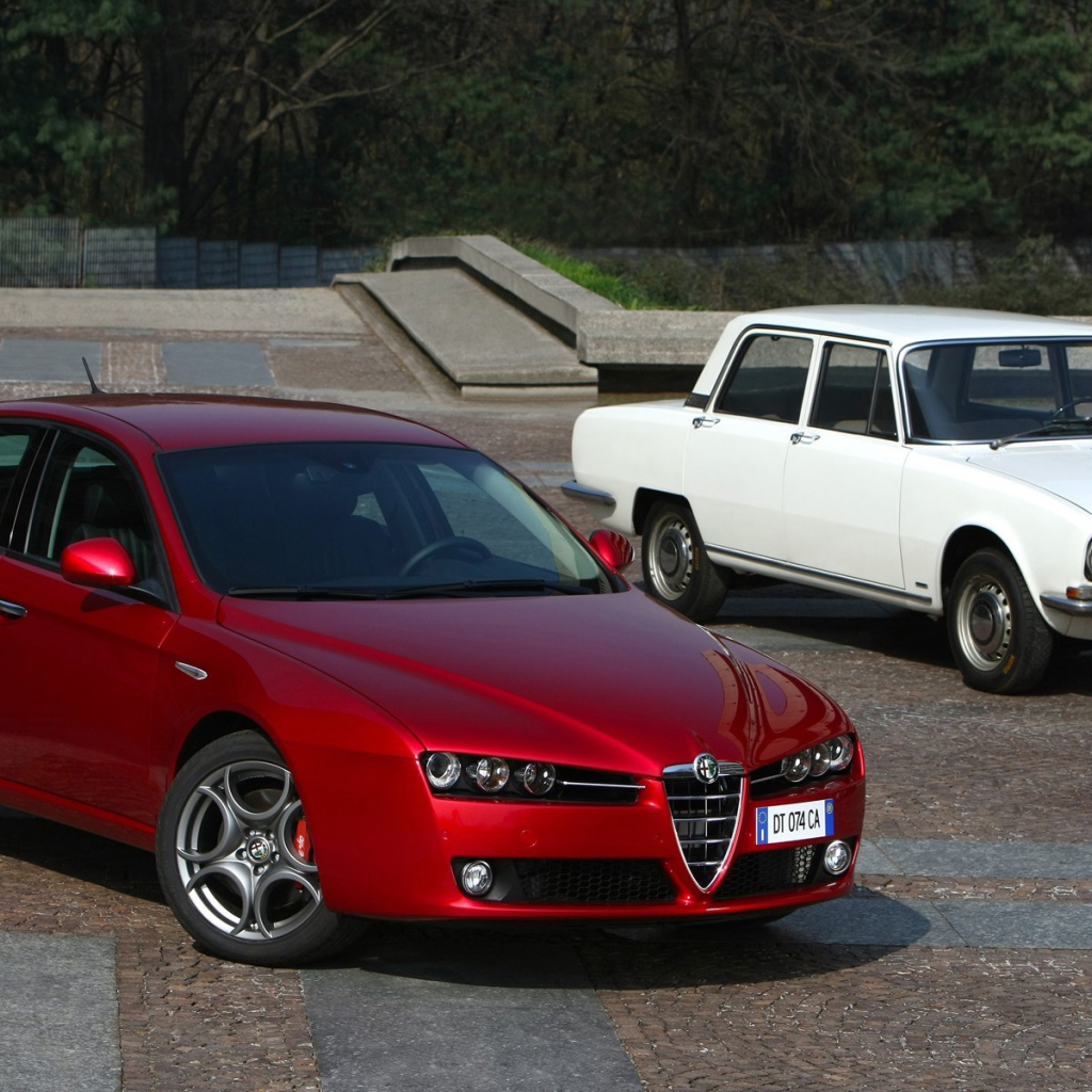 Красивый автомобиль Alfa Romeo 159 в Москве