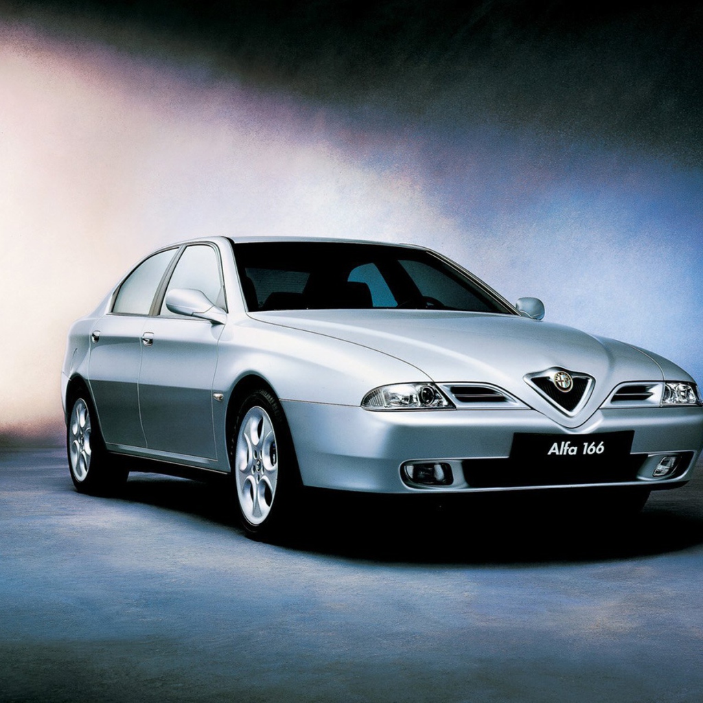 Красивый автомобиль Alfa Romeo 166