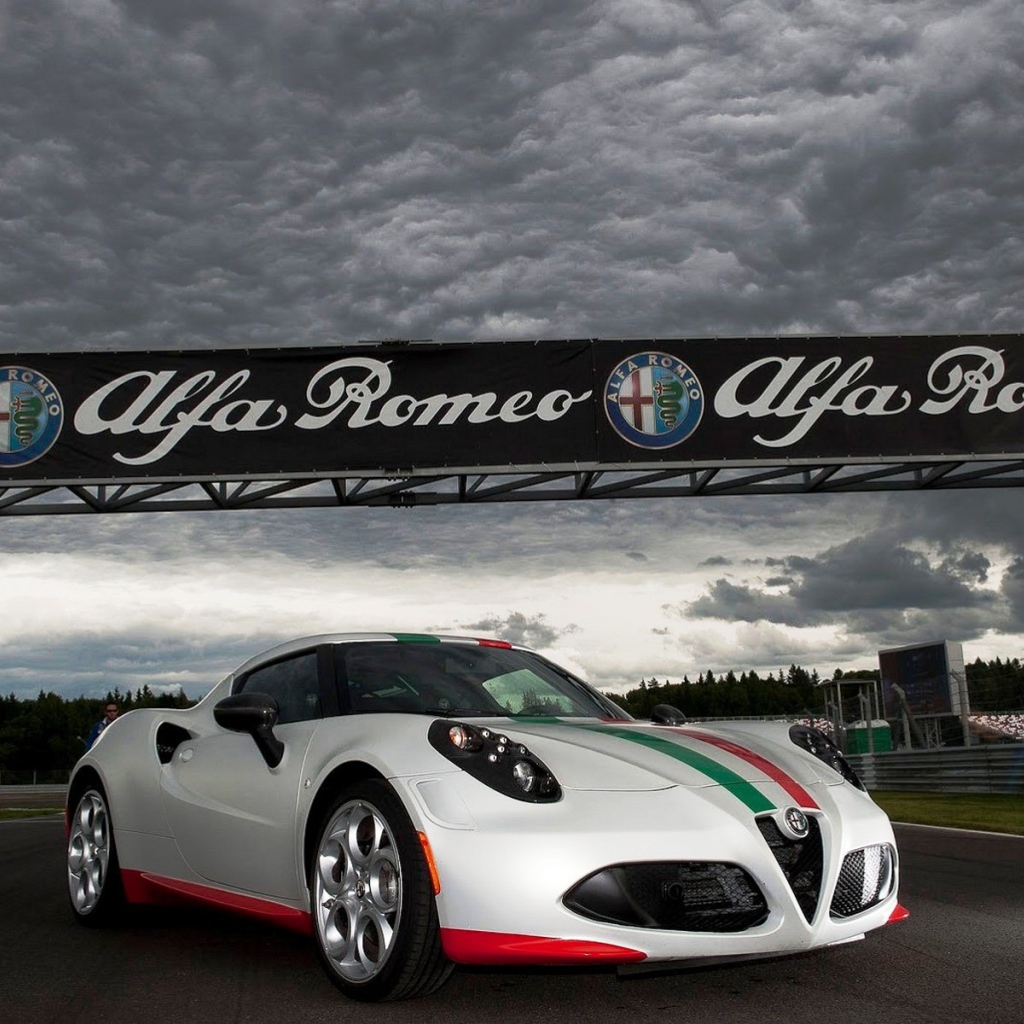 Красивый автомобиль Alfa Romeo 4c