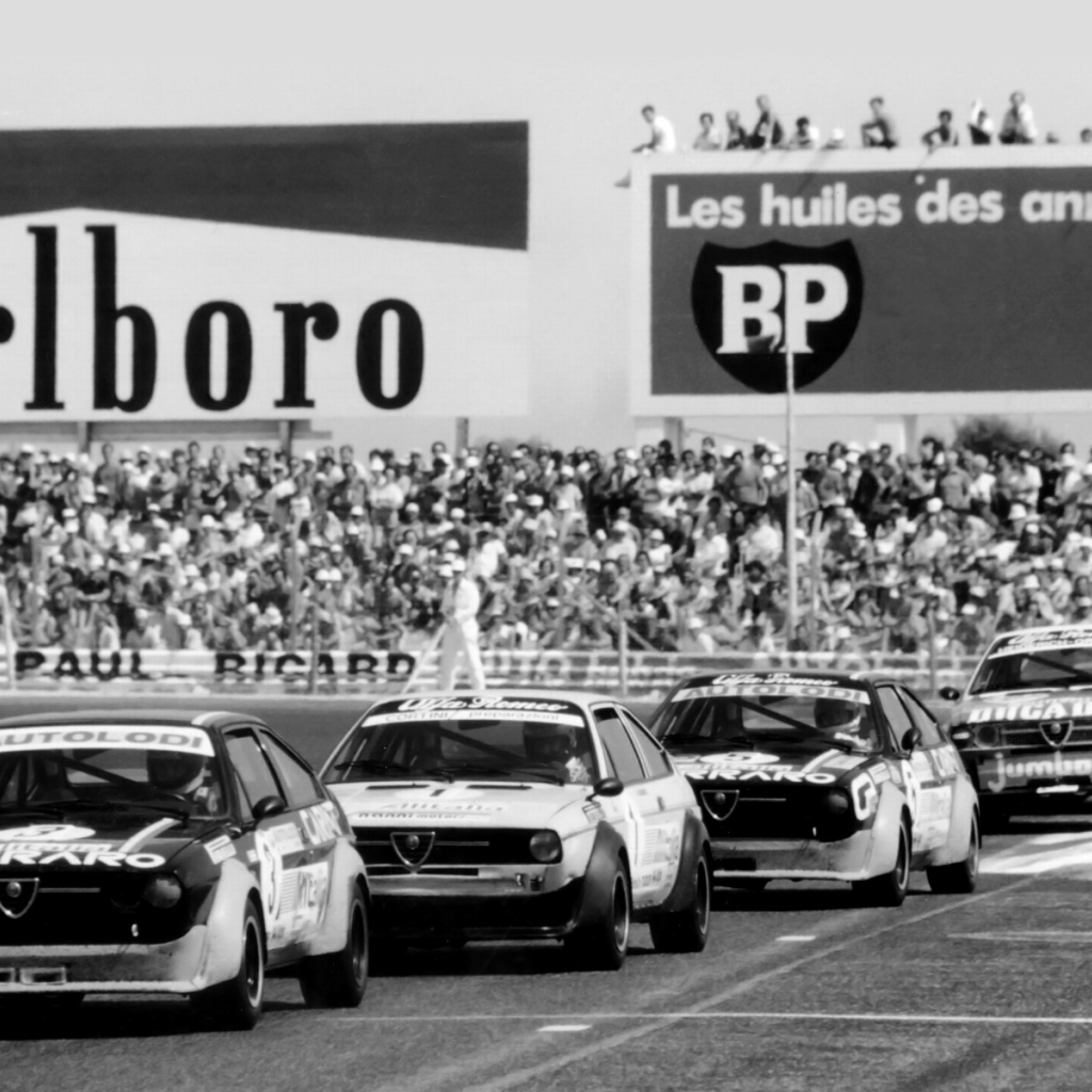 Красивый автомобиль Alfa Romeo alfasud