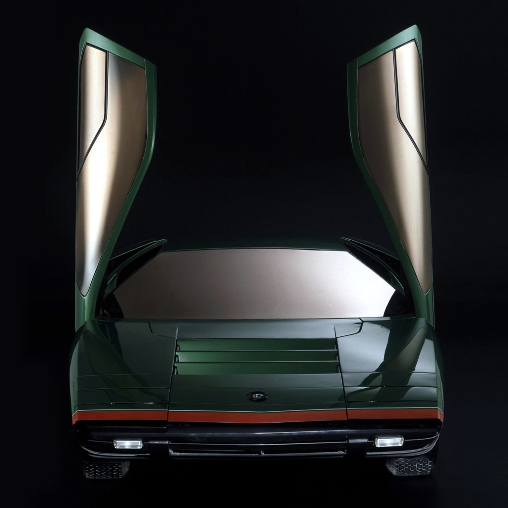 Красивый автомобиль Alfa Romeo carabo