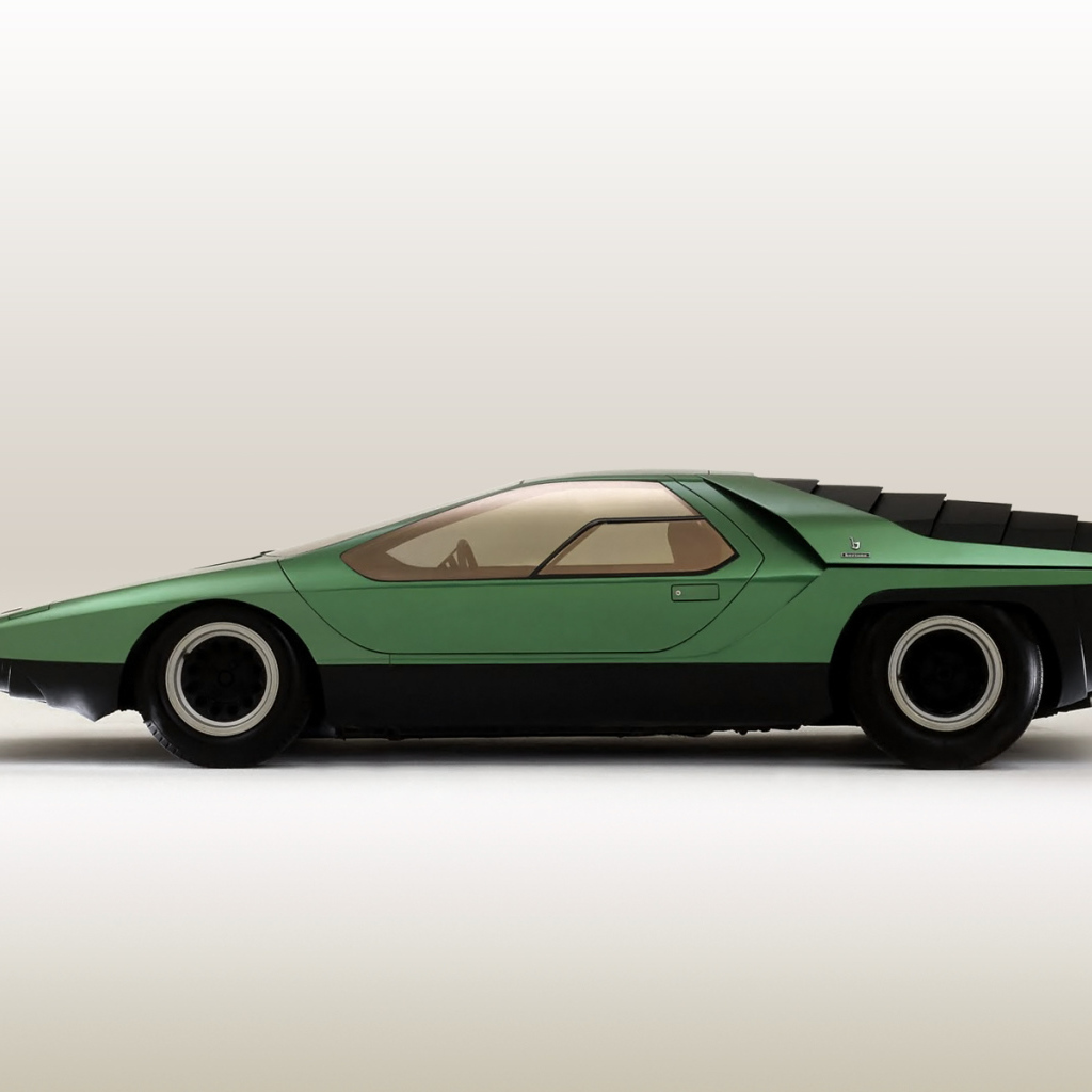Красивый автомобиль Alfa Romeo carabo в Москве
