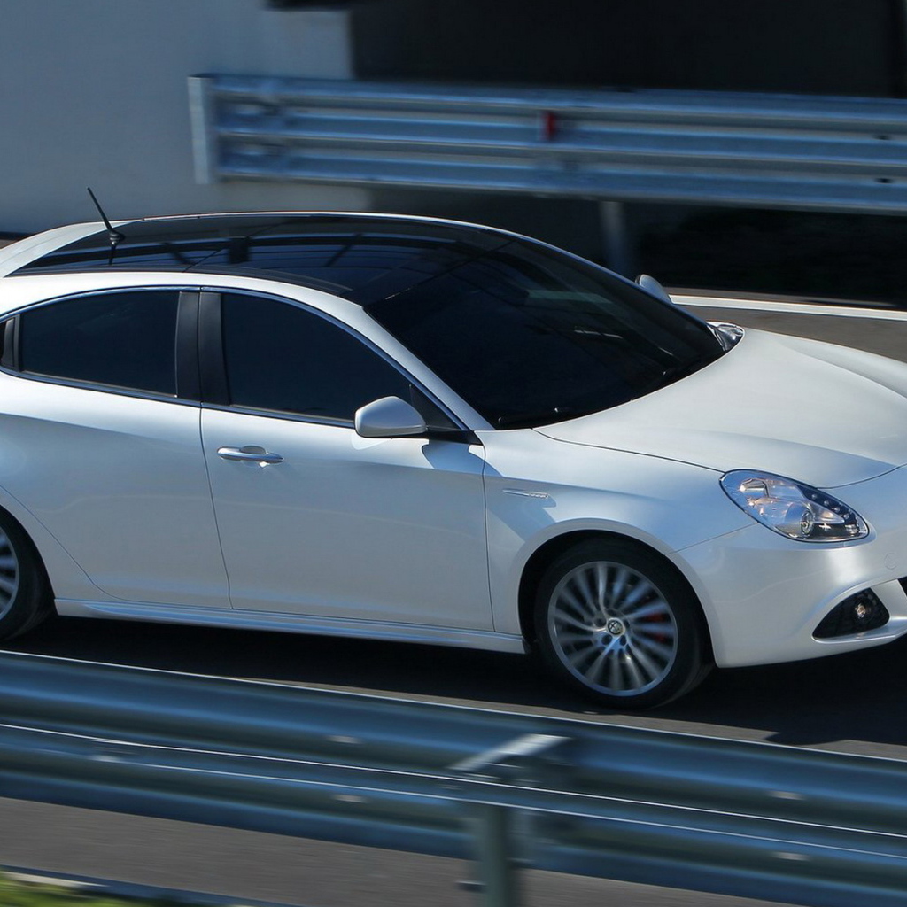 Красивый автомобиль Alfa Romeo giulia