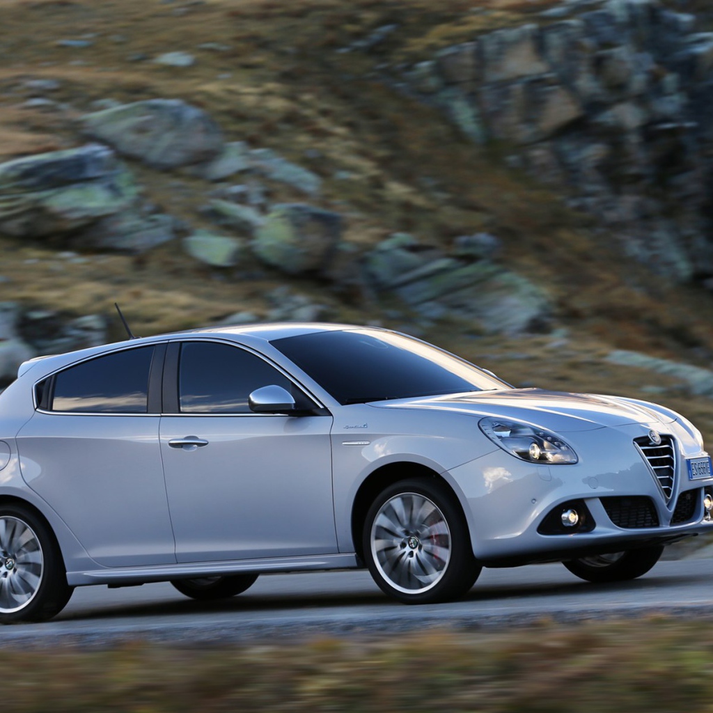 Красивый автомобиль Alfa Romeo giulietta 2014