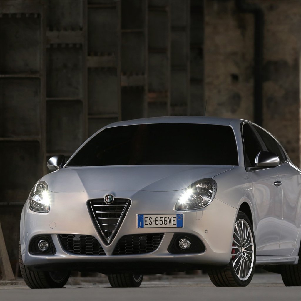 Красивый автомобиль Alfa Romeo giulietta 2014 в Москве