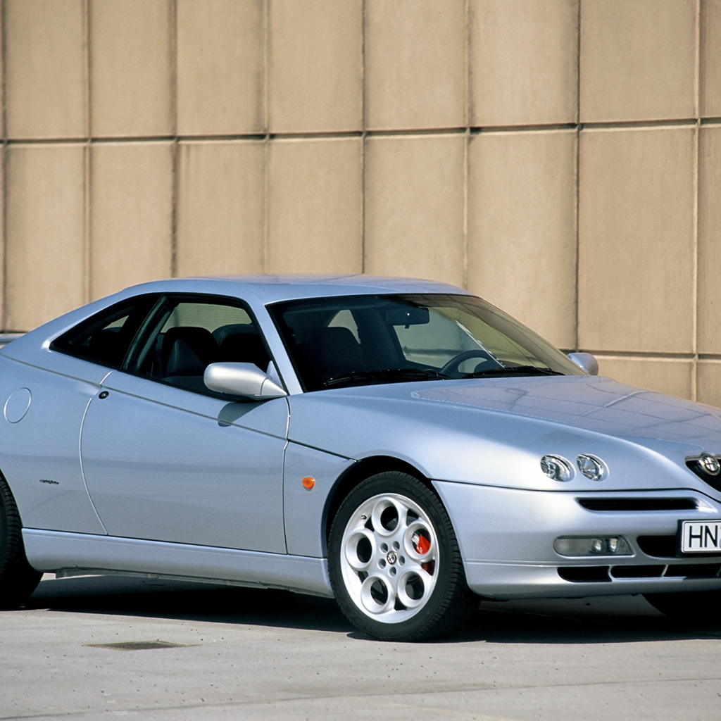 Красивый автомобиль Alfa Romeo gtv в Москве