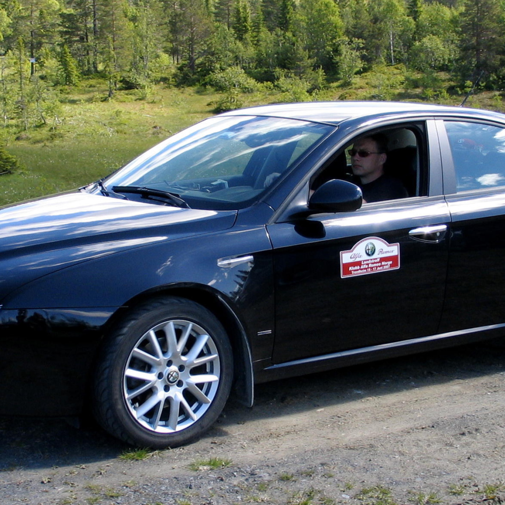 Черная Alfa Romeo 159