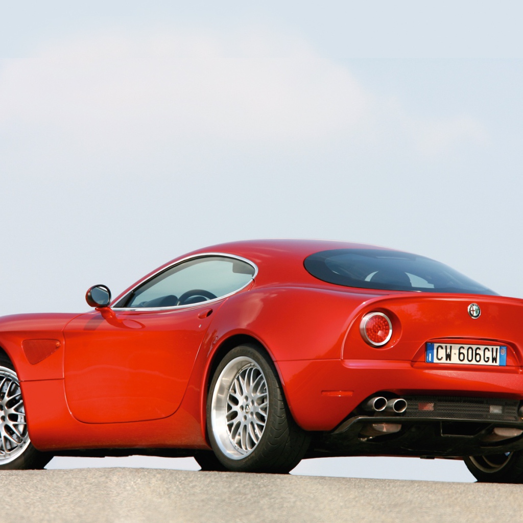 Автомобиль Alfa Romeo 8c competizione на дороге