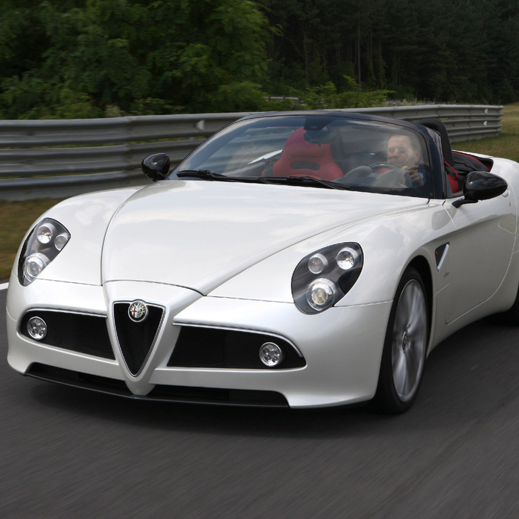 Автомобиль Alfa Romeo 8c spider на дороге