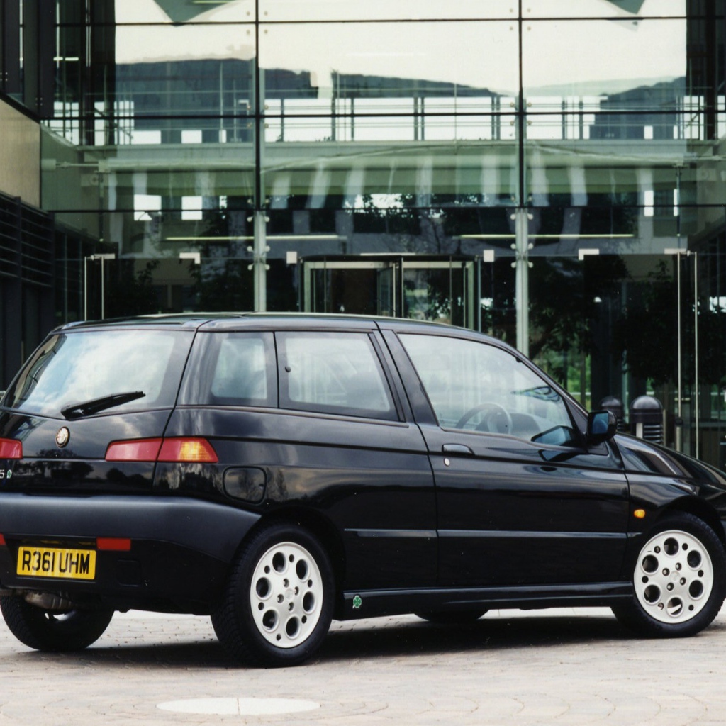 Автомобиль марки Alfa Romeo модели 145