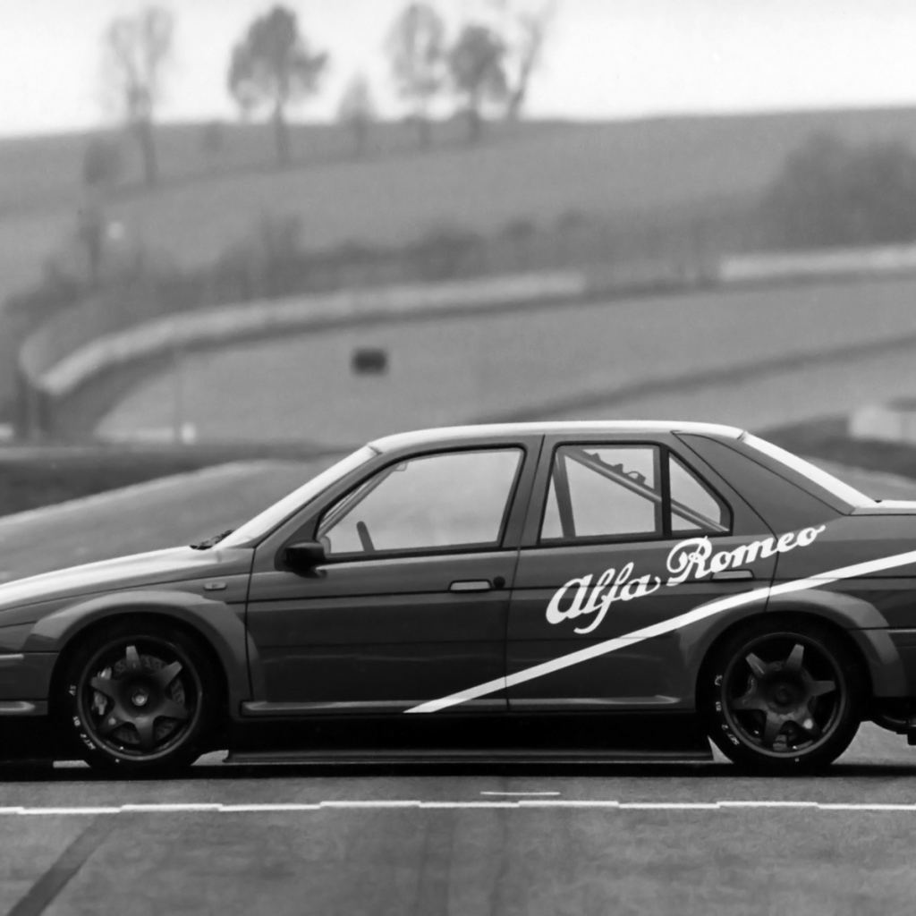 Автомобиль марки Alfa Romeo модели 155