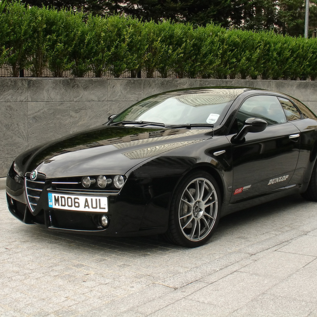 Автомобиль марки Alfa Romeo модели brera