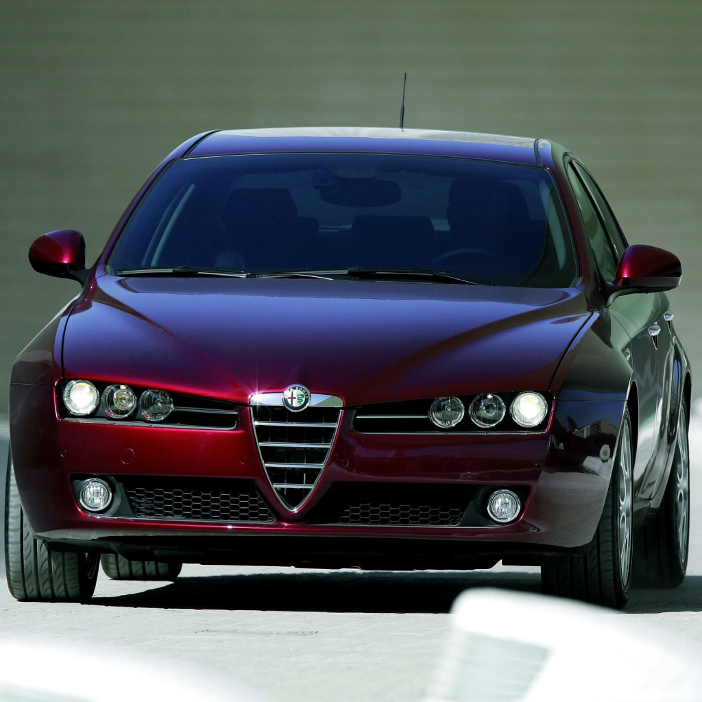 Вишневая Alfa Romeo 159