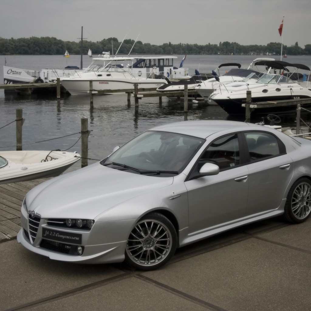 Серебристая Alfa Romeo 159