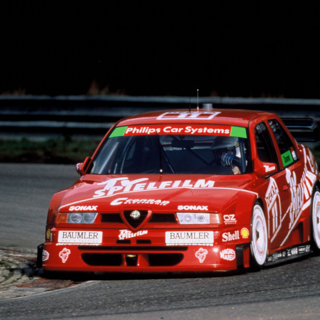 Красивый автомобиль Alfa Romeo 155 в Москве