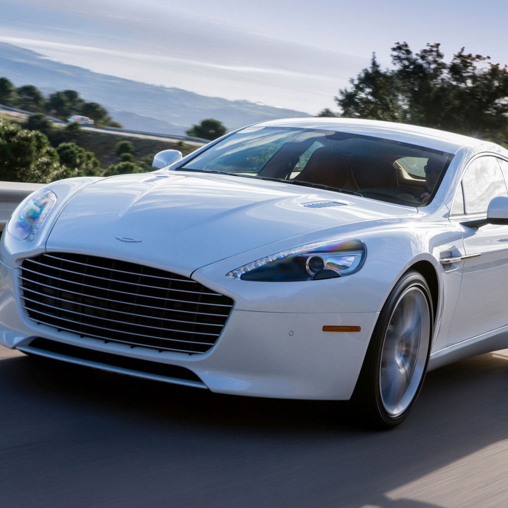 Автомобиль Aston Martin 2014 на дороге