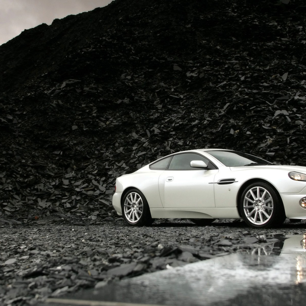 Автомобиль Aston Martin dbs на дороге