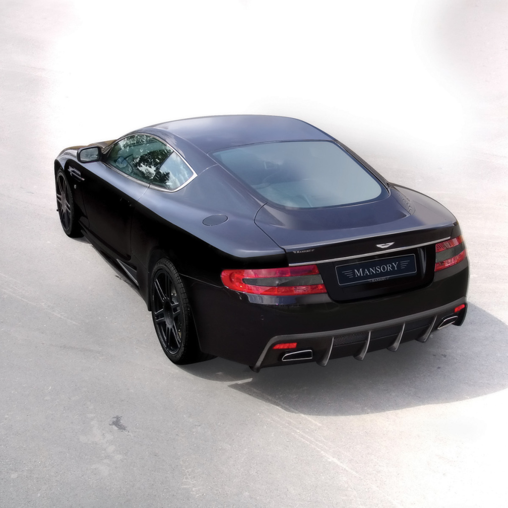 Автомобиль Aston Martin mansory на дороге