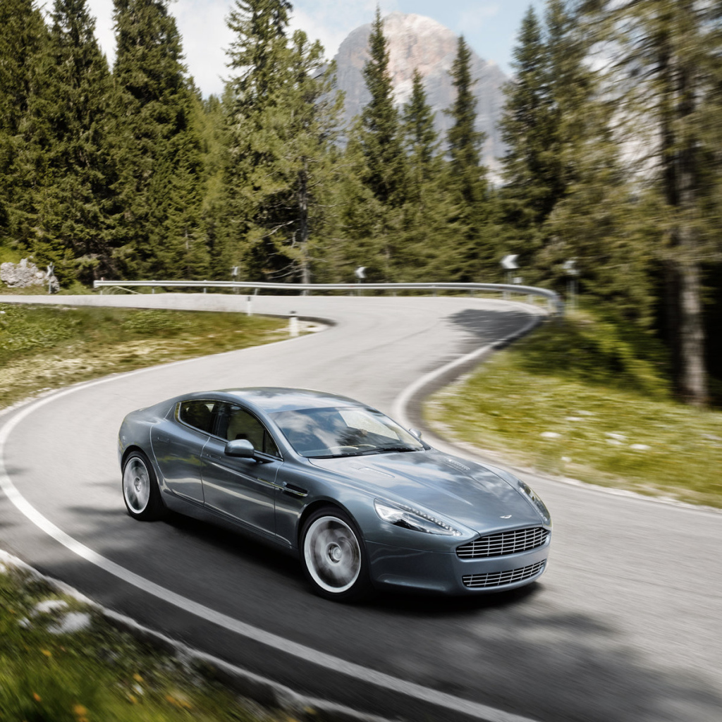 Автомобиль Aston Martin rapide на дороге