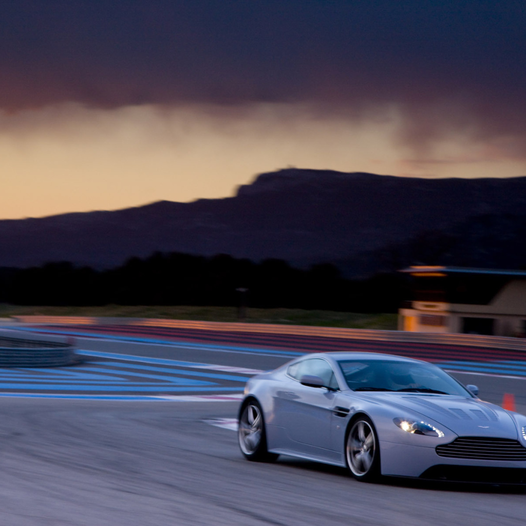 Автомобиль Aston Martin v12 на дороге