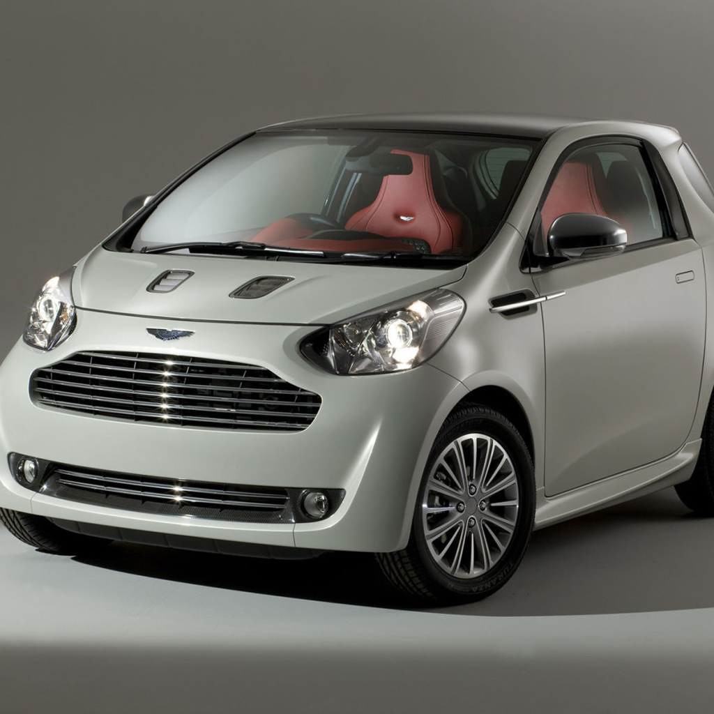 Красивый автомобиль Aston Martin cygnet