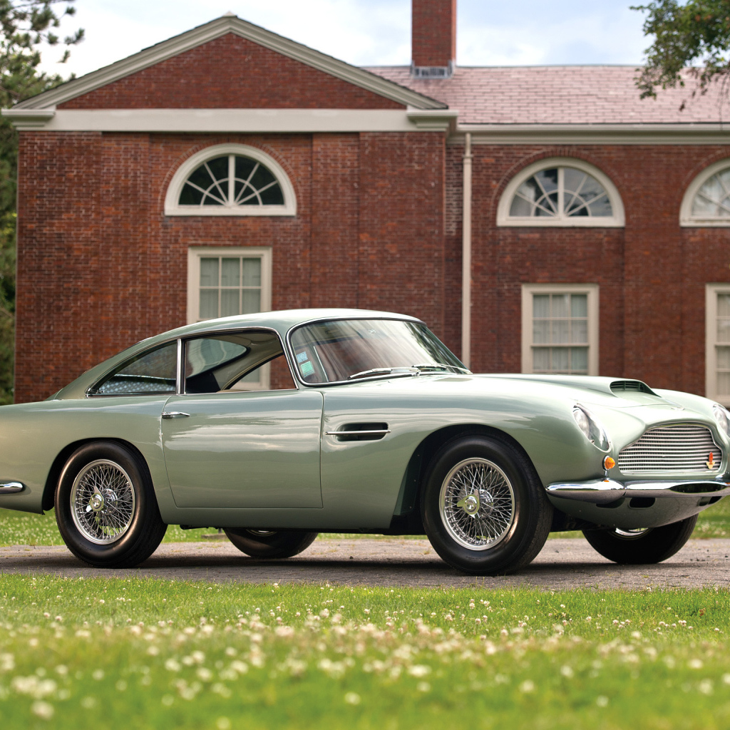 Красивый автомобиль Aston Martin db4