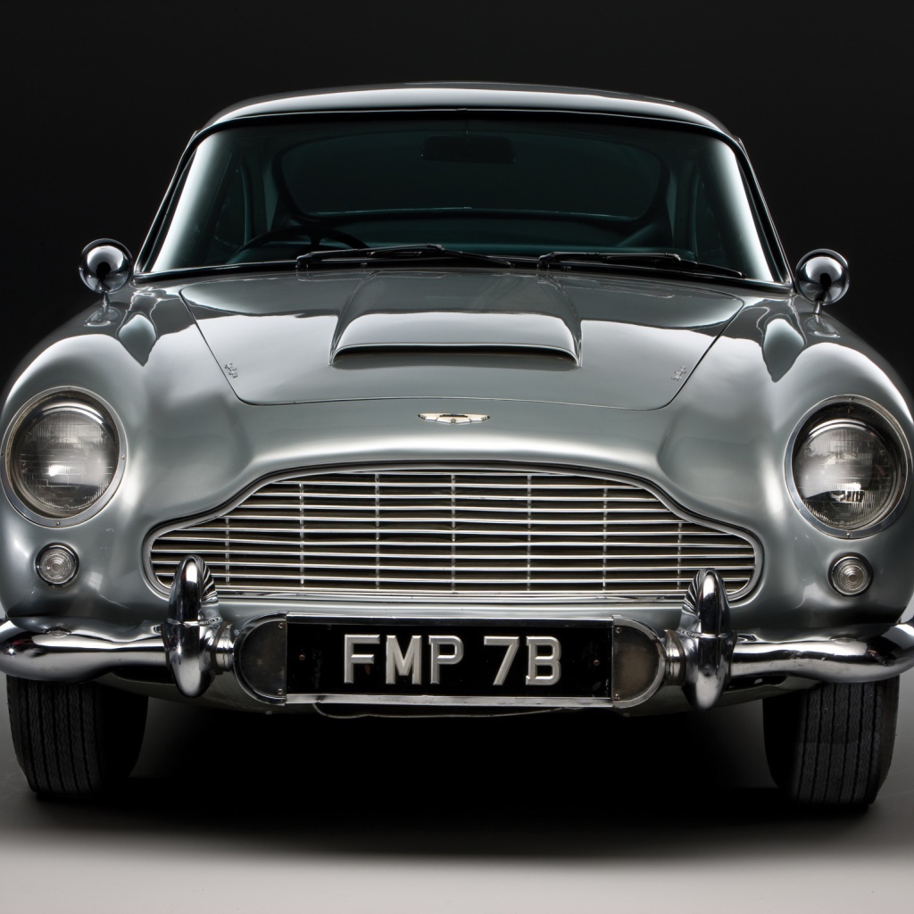 Красивый автомобиль Aston Martin db5