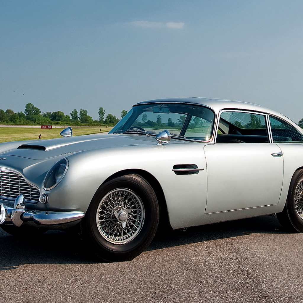 Красивый автомобиль Aston Martin db5 в Москве
