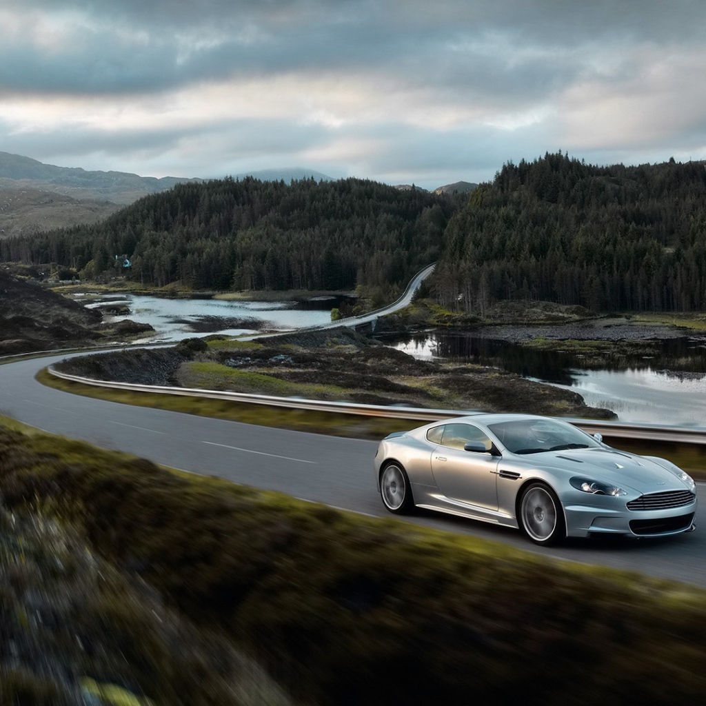 Красивый автомобиль Aston Martin dbs