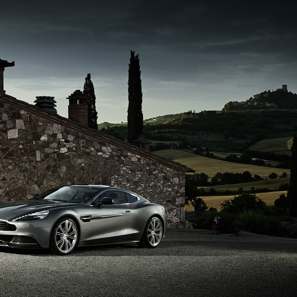 Красивый автомобиль Aston Martin 2013