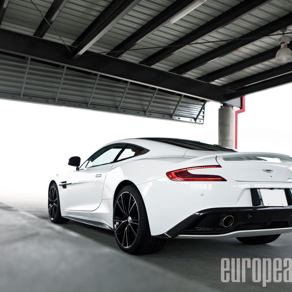 Красивый автомобиль Aston Martin 2014