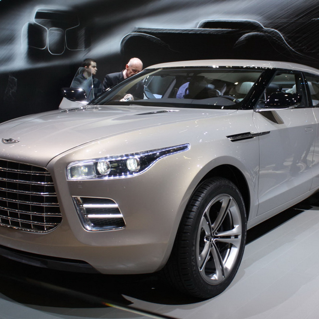 Красивый автомобиль Aston Martin lagonda