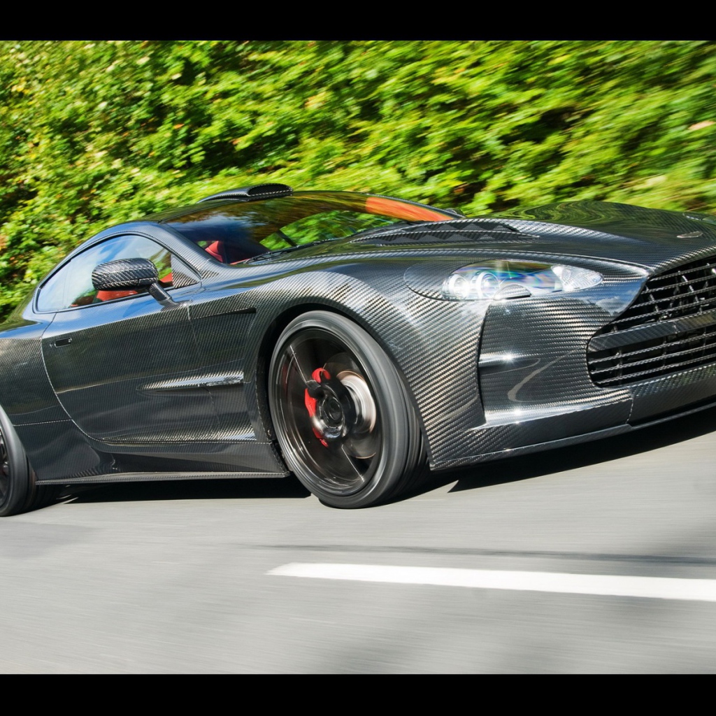 Красивый автомобиль Aston Martin mansory