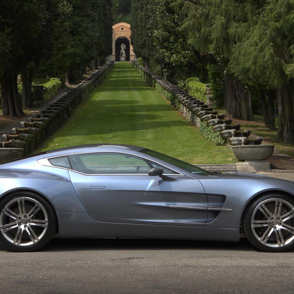 Красивый автомобиль Aston Martin one 77