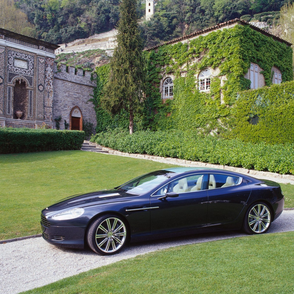 Красивый автомобиль Aston Martin rapide