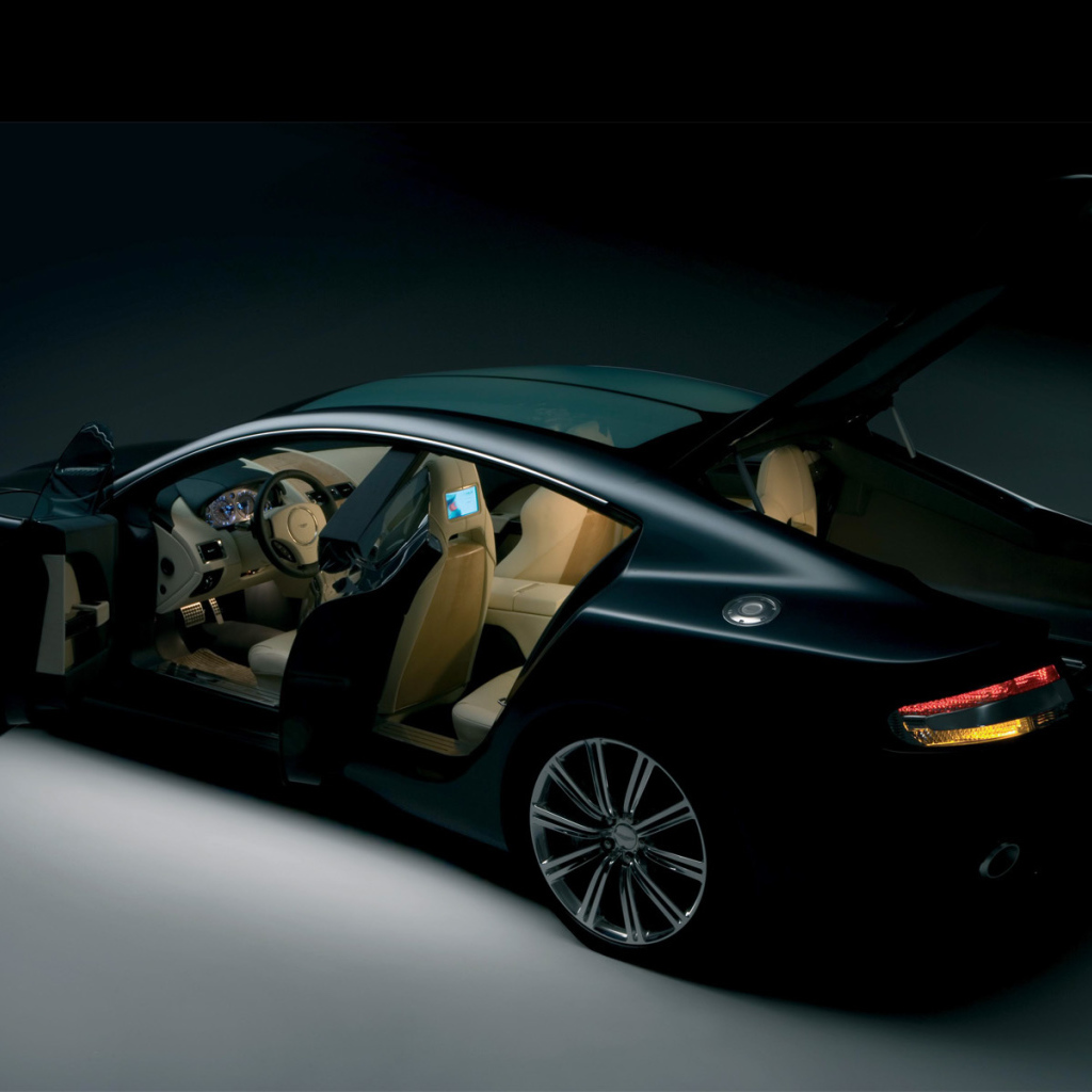 Красивый автомобиль Aston Martin rapide в Москве