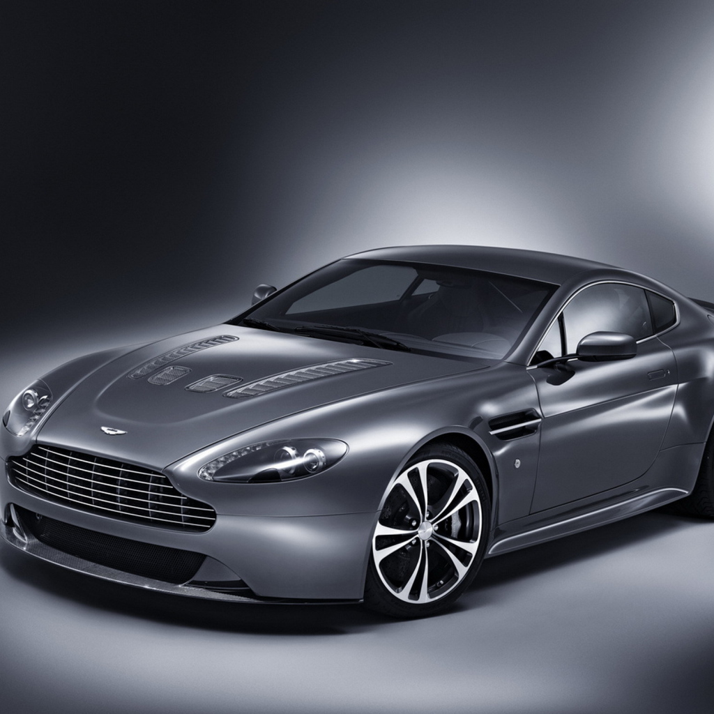 Красивый автомобиль Aston Martin top gear
