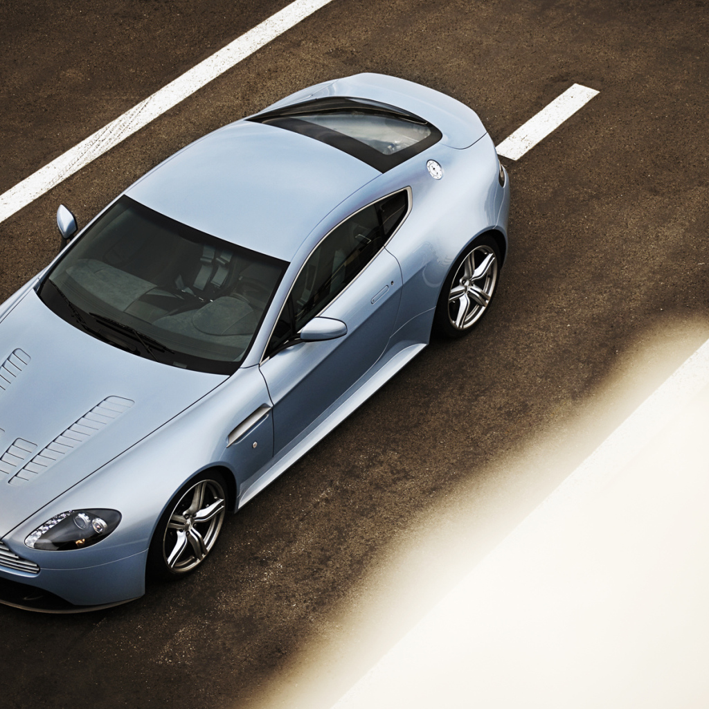 Красивый автомобиль Aston Martin top gear в Москве