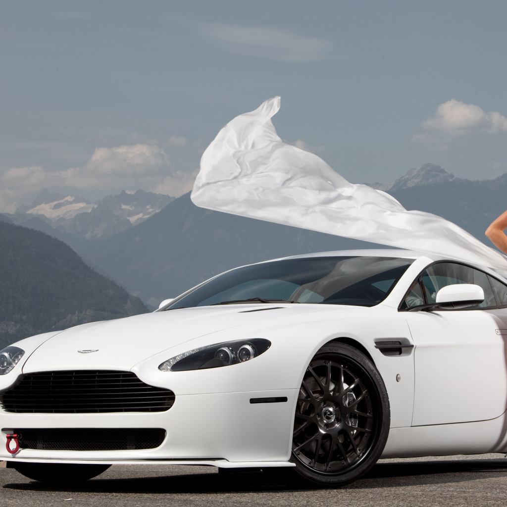 Красивый автомобиль Aston Martin v8 vantage
