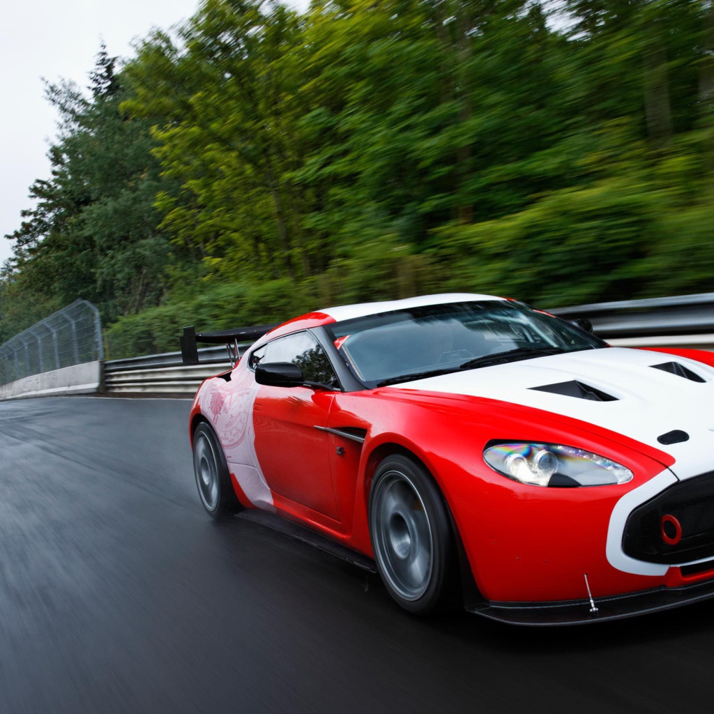 Красивый автомобиль Aston Martin zagato в Москве